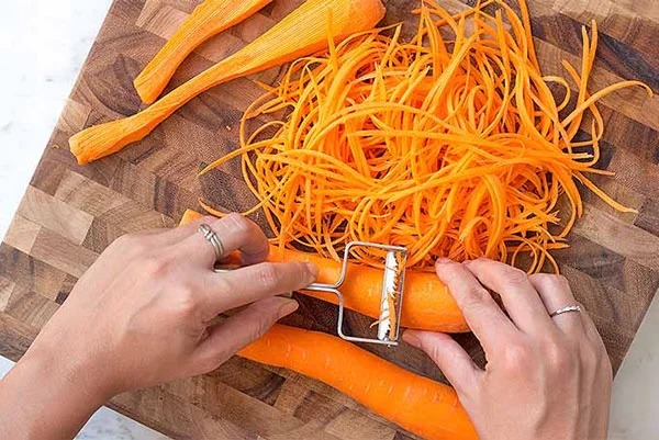 Bào cà rốt thành sợi mỏng