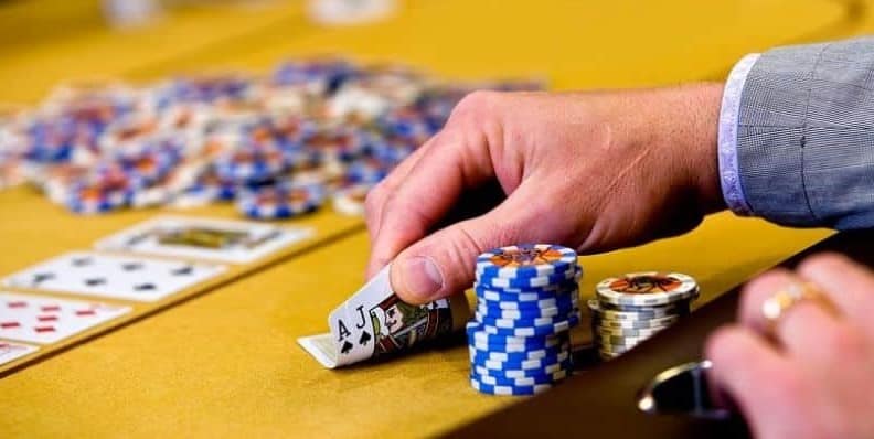 Fold trong poker là gì? Tầm quan trọng của Fold trong Poker - Sen88 net